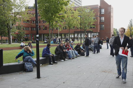 806569 Afbeelding van studenten op de Padualaan te Utrecht, met op de achtergrond het Centrumgebouw Noord (Padualaan ...